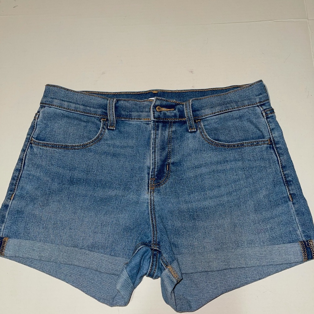 OLD NAVY mid rise denim shorts. Women’s Size 6